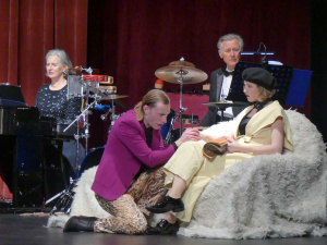 Die zwei Musiker Bettina Koch und Toni Nissl leisteten sehr Ansprechendes. Im Vordergrund Jessica von Wehner als Barbara mit Höfgen.