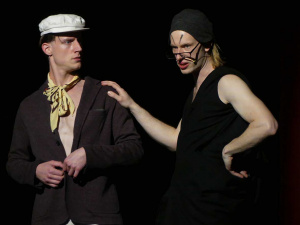Marco Litta als Schüler im „Faust“ mit Mephisto, der ausgerechnet beim Goethetext hing.