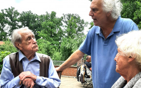 Waldemar Nottbohm (links) und Frau im Gespräch mit Gerard Minnaard.