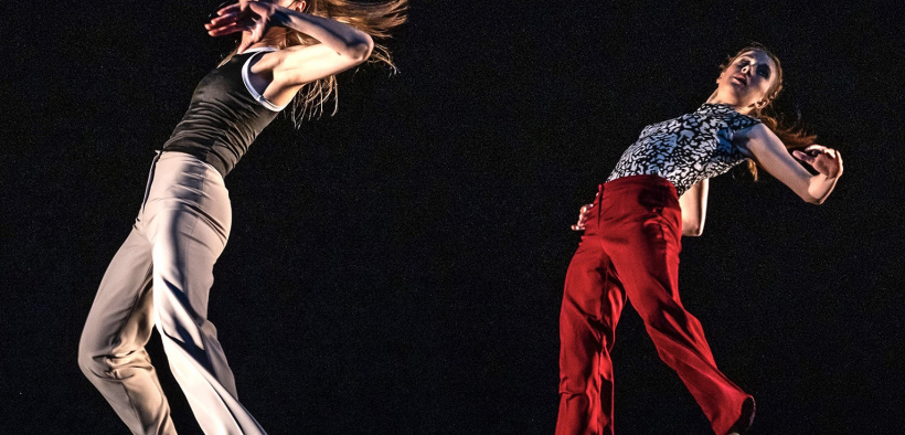 Rhea Gubler und Irene La Monaca bei ihrer Tanz-Performance