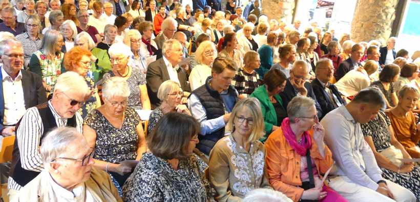 Der Saal bei der Sommerakademie ist mit reichlich Gästen gefüllt.