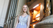 Elisaveta Suslova vor der Orgel in der St. Marien Kirche Uelzen, Foto: Barbara Kaiser