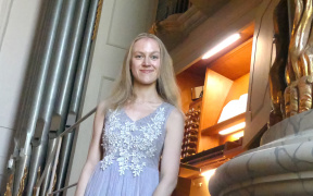 Elisaveta Suslova vor der Orgel in der St. Marien Kirche Uelzen, Foto: Barbara Kaiser