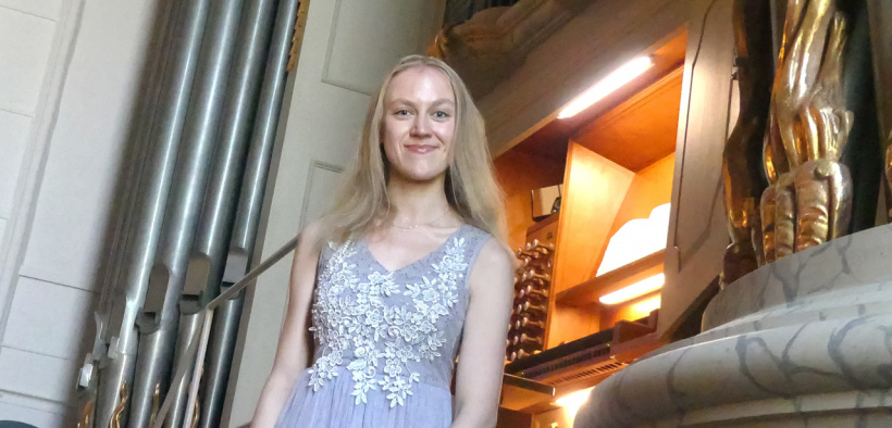 Elisaveta Suslova vor der Orgel in der St. Marien Kirche Uelzen, Foto: Barbara Kaiser