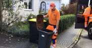 Ein Mitarbeiter des awb prüft einen Bioabfallbehälter