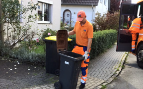 Ein Mitarbeiter des awb prüft einen Bioabfallbehälter
