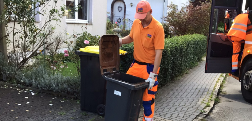 Ein Mitarbeiter des awb prüft einen Bioabfallbehälter