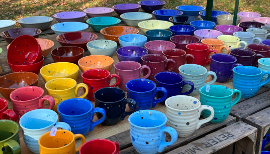 Beim Kunsthandwerkermarkt im Museumsdorf Hösseringen gibt es u.a. bunte Tassen