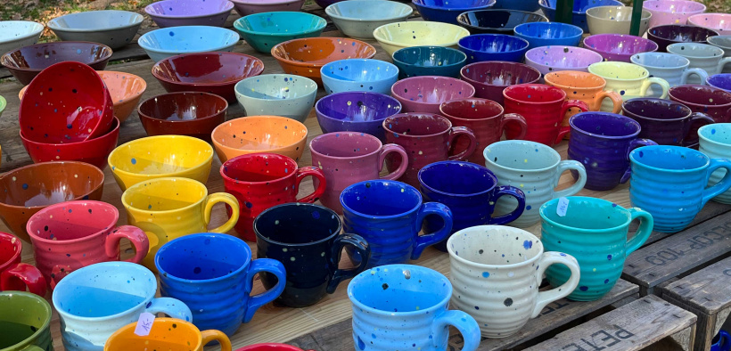 Beim Kunsthandwerkermarkt im Museumsdorf Hösseringen gibt es u.a. bunte Tassen