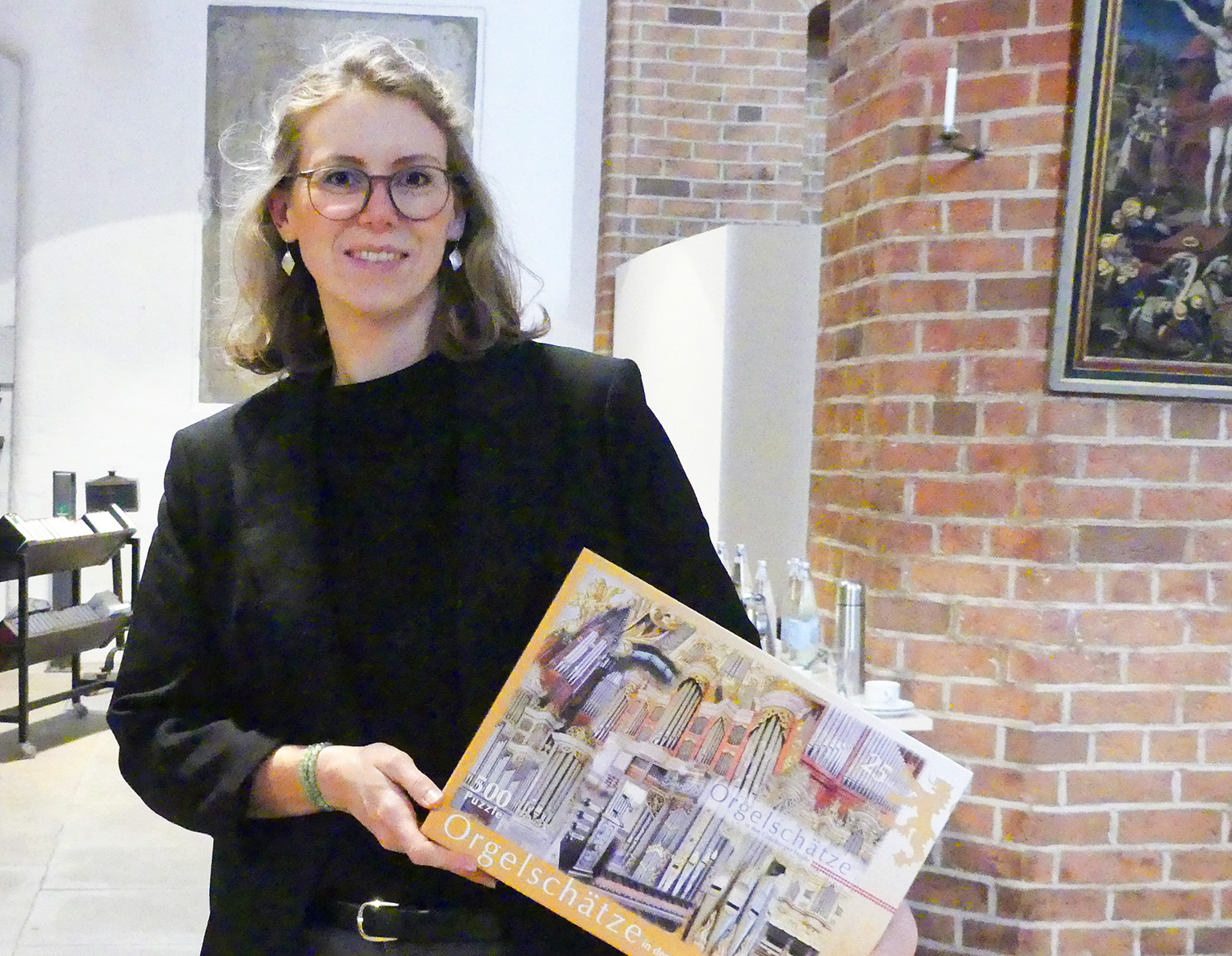 Almuth Kölsch mit dem brandneuen Puzzle zu den Orgeln in Norddeutschland, inklusive Klangbeispielen per QR-Code.