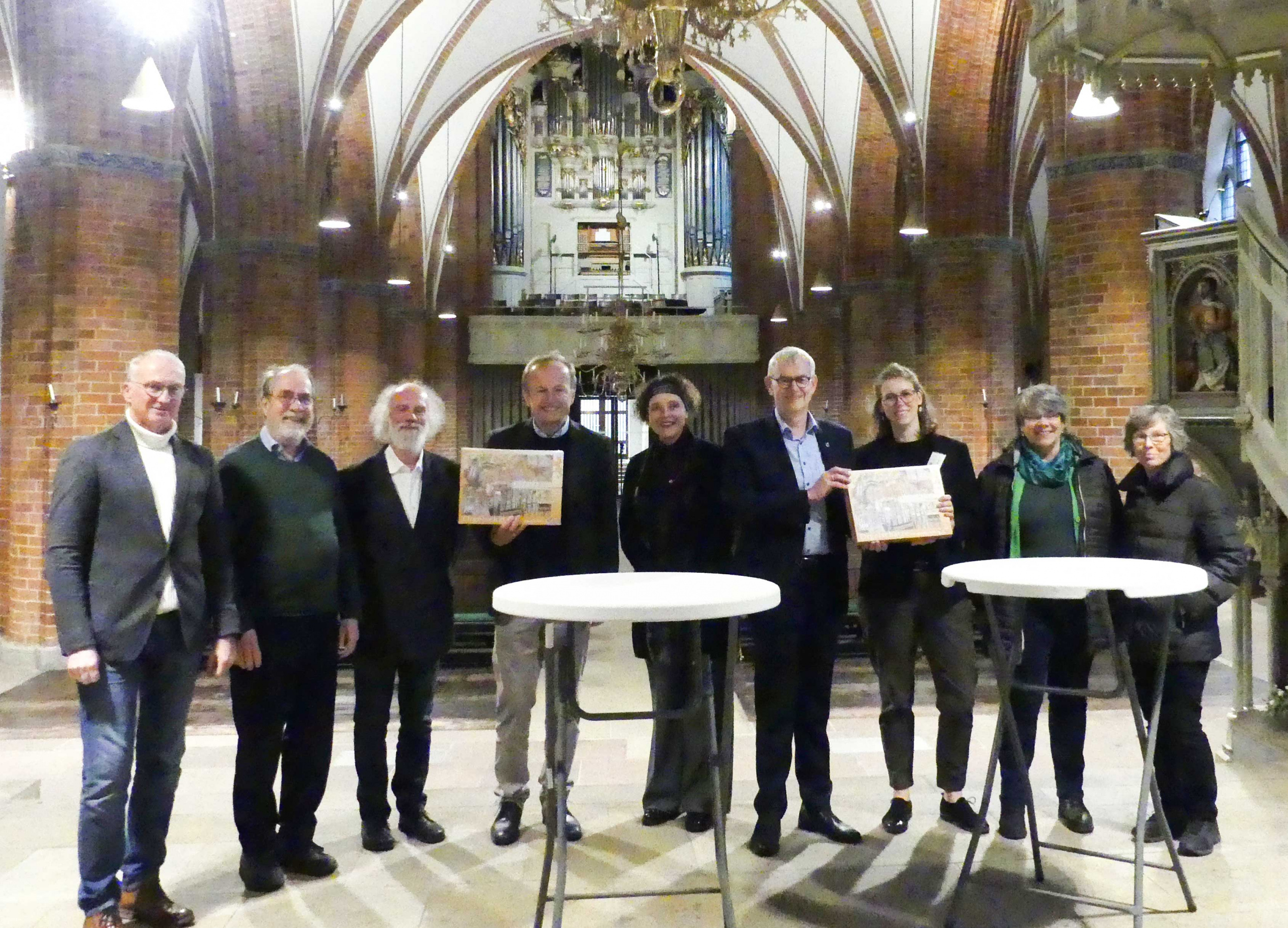 Erik Matz (Uelzen), Reinhard Gräler (Winsen/L.), Axel Fischer (Lüchow-Dannenberg), Christoph Schönbeck (Projektleiter Nomine e.V.), Anne Denecke (Lüneburgischer Landschaftsverband), Landrat Dr. Heiko Blume, Almuth Kölsch (Kulturmanagerin LG Landschaftsverband), Pastorin Iris Junge und Kirchenvorsteherin Brigitte Dierking.