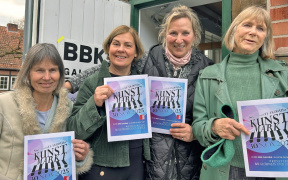 BBK-Künstlerinnen mit den Adventsmarkt-Plakaten in den Händen