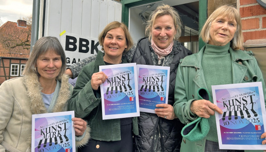 BBK-Künstlerinnen mit den Adventsmarkt-Plakaten in den Händen