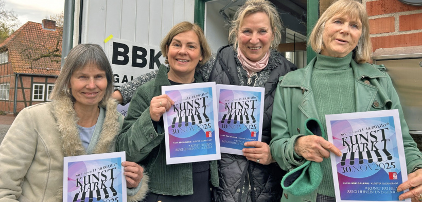 BBK-Künstlerinnen mit den Adventsmarkt-Plakaten in den Händen