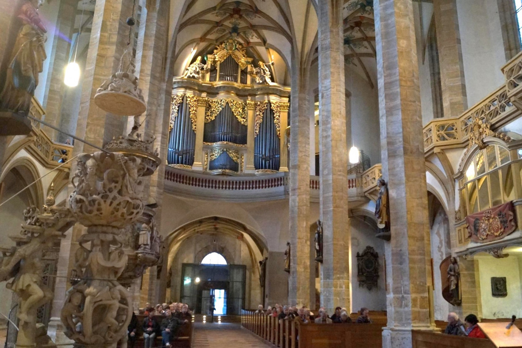 Neben der großen gibt es auch eine kleine Silbermannorgel im Dom.