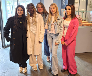 Heike Thiele (Mitte) mit vier jungen Helferinnen.