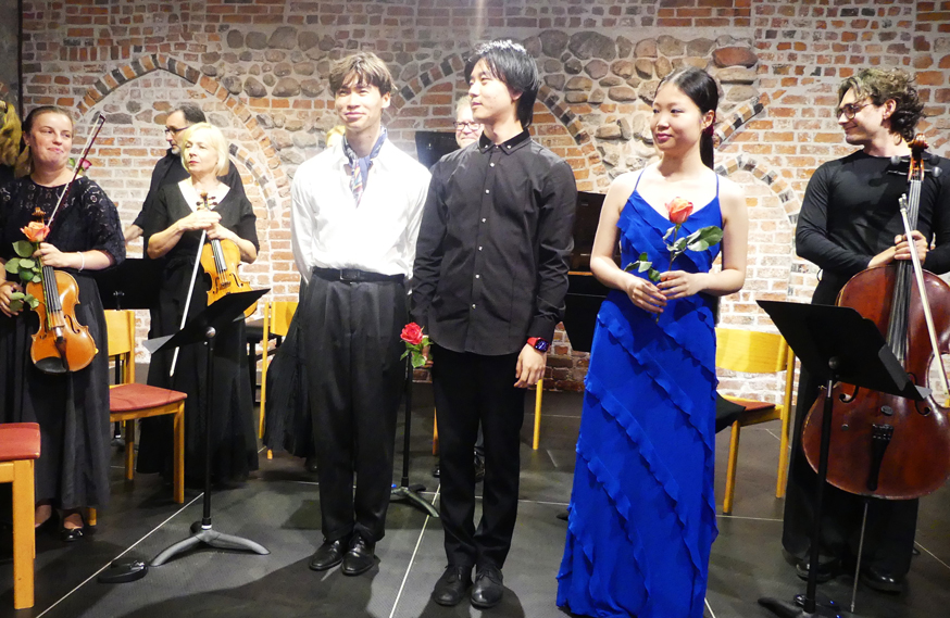 Die drei Solisten des Beethoven-Klavierkonzerts (von links): Monan Jülch, Huiming Zhang und Felicia Chan