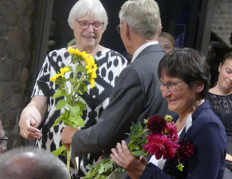 Cheforganisatorin Birgit Alpers-Meyer hält alle Fäden hinter den Kulissen in der Hand, dafür dankte ihr stellvertretend für die zahlreichen Helfer:innen der Vorsitzende des Trägervereins, Dr. Theodor Elster