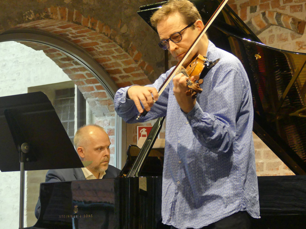 Die Professoren Hinrich Alpers und Ulf Schneider mit dem Glanzpunkt des Abends, Beethovens Kreutzersonate
