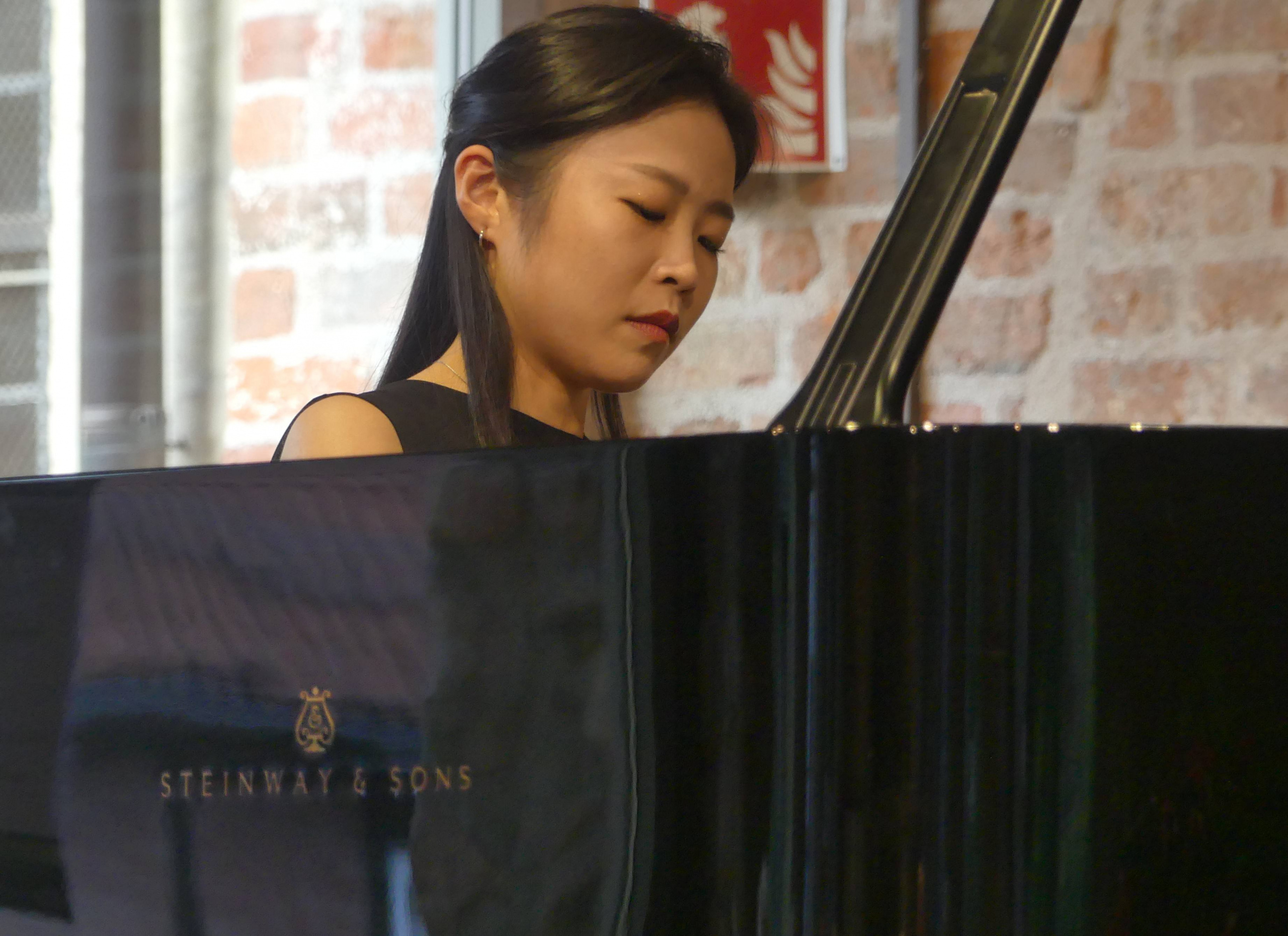 Haruka Higashitsuji am Flügel mit Brahms