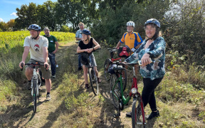 Fahrradfahrer stehen auf einem Feldweg