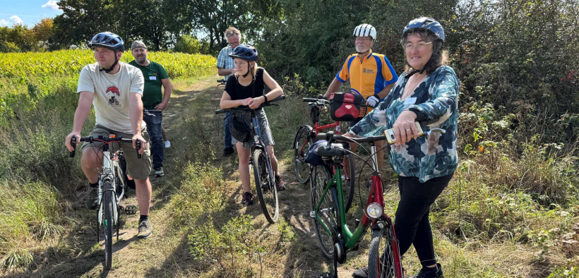 Fahrradfahrer stehen auf einem Feldweg