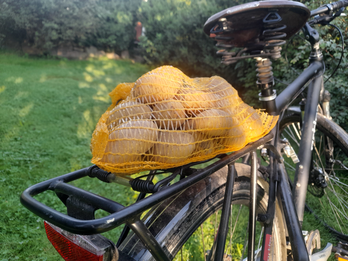 Kartoffelbeutel auf einem Fahrrad-Gepäckträger