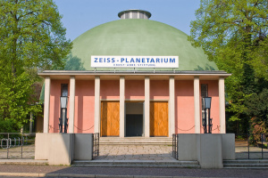Das Planetarium mit neuer grüner Kuppel (Foto: W. Don Eck) 